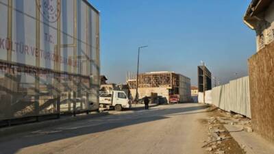 Antakya'nın tarihi merkezinde yer alan Kurtuluş Caddesi, araç trafiğine kapatıldı