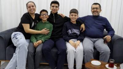 Hatay'da 6 Şubat 2023'teki depremde anne ve babalarını kaybettikleri evlerinin