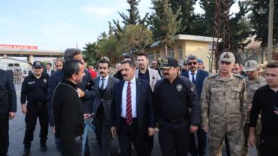 Hatay Valisi Mustafa Masatlı, Reyhanlı ilçesindeki Cilvegözü Gümrük Kapısı’nda incelemelerde