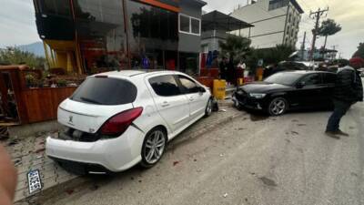 Arsuz'da meydana gelen zincirleme trafik kazasında, 5 kişi yaralandı. Kazaya