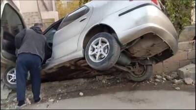 Hatay’ın İskenderun ilçesinde meydana gelen trafik kazasında bir otomobil, sürücüsünün