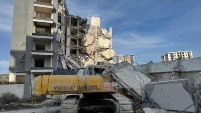 Hatay’ın Antakya ilçesi Saraycık Mahallesi’nde yıkım sırasında ağır hasarlı bir