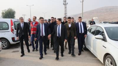 Hatay Valisi Mustafa Masatlı, Reyhanlı ilçesindeki Cilvegözü Gümrük Kapısı’nda incelemelerde