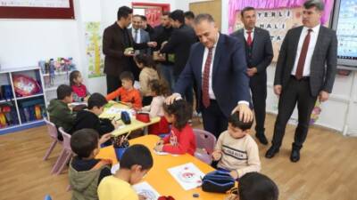 Başkan Rıfat Sarı, çocukluk anılarını yaşadığı Çetenli İlkokulu’nu ziyaret ederek