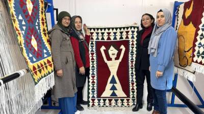 Hatay’ın Payas ilçesindeki depremzede kadınlar, kurdukları kooperatifle ürettikleri Anadolu motifli