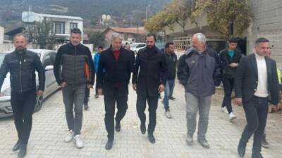 Yayladağı Belediye Başkanı Mehmet Yalçın, ilçedeki mahalleleri ziyaret ederek vatandaşlarla