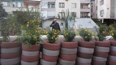 Hatay’ın Defne ilçesinde Hüseyin Şaker'in sokaklardan topladığı atık lastiklerle oluşturduğu