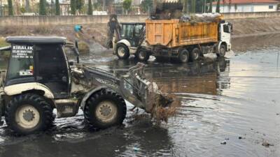 İskenderun’un merkezinden geçen Feyezan Kanalı'ndaki temizlik çalışmalarında 15.000 ton çöp