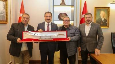 Hatay Valisi Mustafa Masatlı, makamında Hatay Gazeteciler Cemiyeti Başkanı Nihat