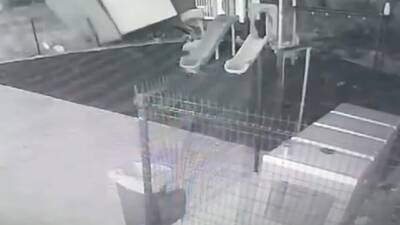 Hatay'ın İskenderun ilçesinde etkili olan şiddetli fırtına, büyük hasara yol