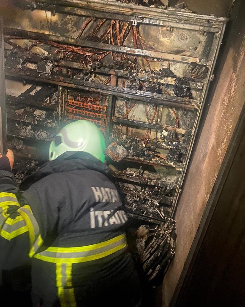 Hatay'ın Samandağ ilçesinde bir binanın elektrik panosunda çıkan yangın, 6