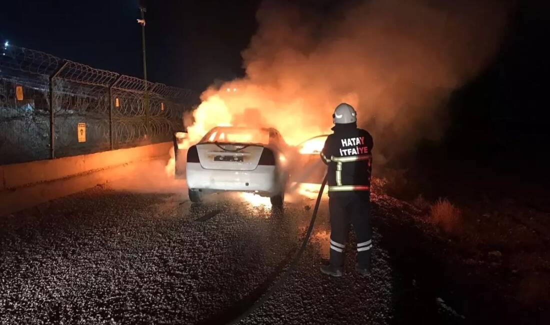 Hatay'ın Reyhanlı ilçesinde bir otomobilin motor kısmında çıkan yangın, itfaiye