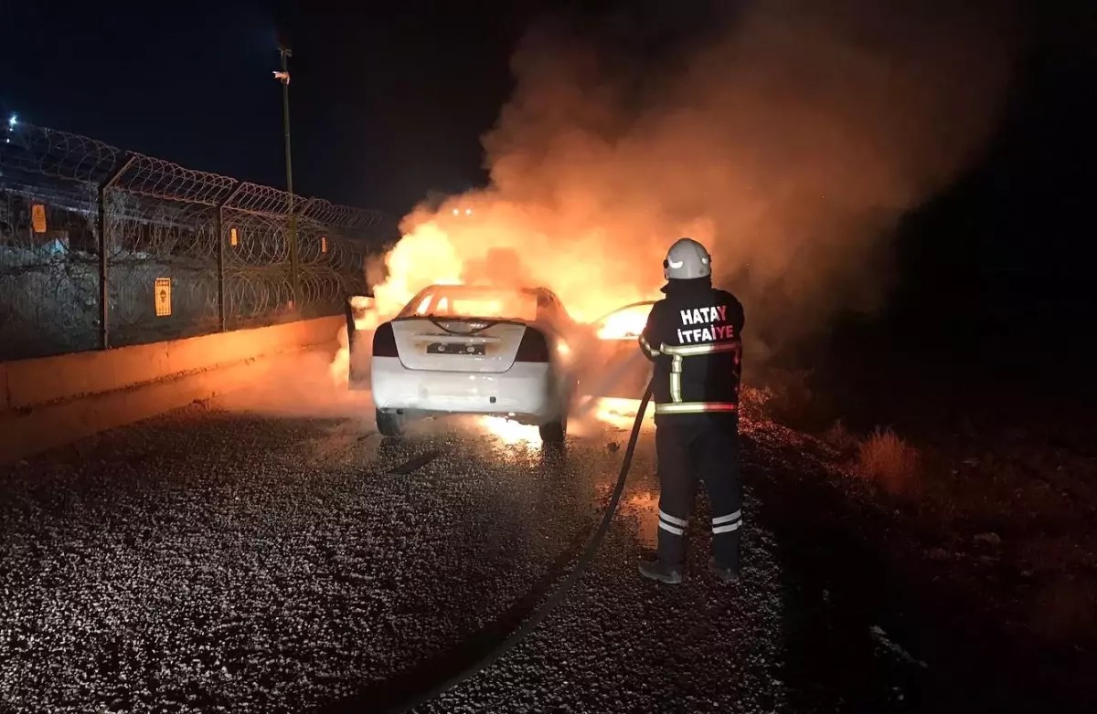 Hatay'ın Reyhanlı ilçesinde bir otomobilin motor kısmında çıkan yangın, itfaiye