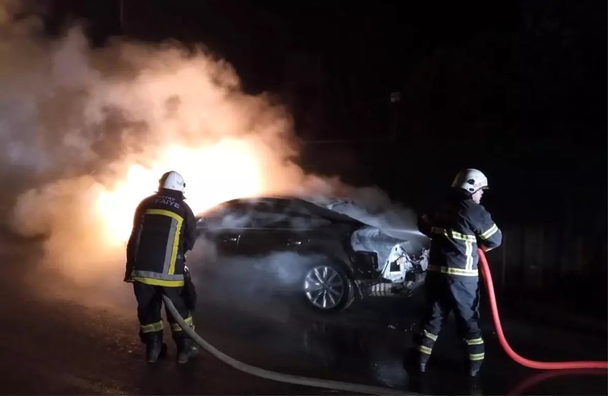 Hatay'ın Defne ilçesinde, Samankaya Mahallesi'nde bir otomobilin motor kısmında çıkan