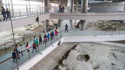 Hatay Valiliği’nin “Yüreğimizdeki Işık Projesi” kapsamında düzenlenen etkinlik, depremzede çocuklara