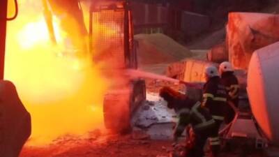 Hatay’ın Samandağ ilçesindeki Çöğürlü Mahallesi’nde park halindeyken alevler içinde kalan