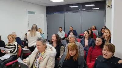 Antakya'da, depremin acılarını yaşayan kadınlar, "Yıkık Şehrin Annelerinden Yankılanan Ağıt