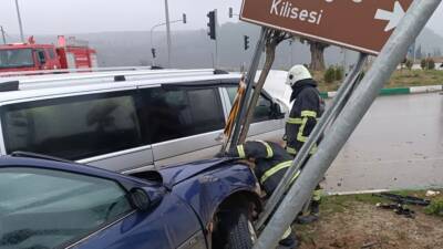 Altınözü'nde meydana gelen kafa kafaya çarpışma sonucunda 3 kişi yaralanırken,
