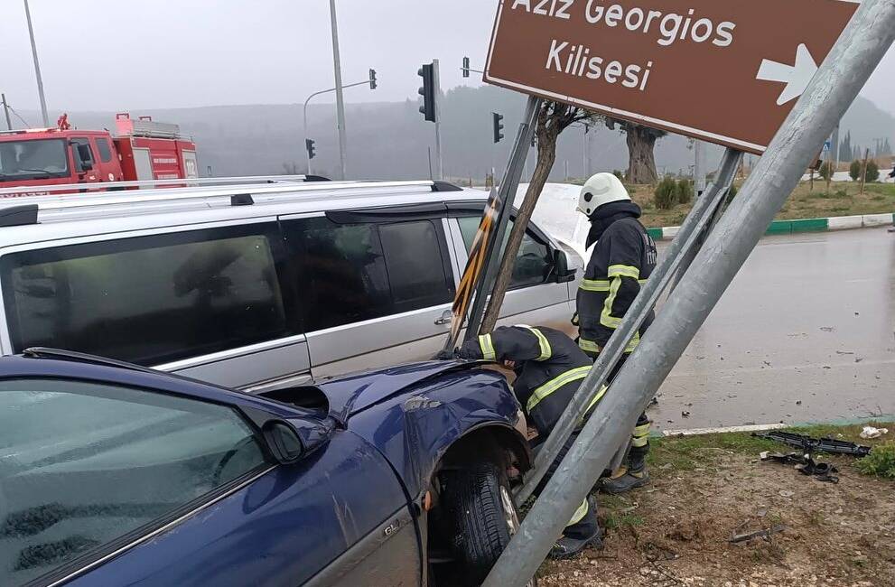 Altınözü'nde meydana gelen kafa kafaya çarpışma sonucunda 3 kişi yaralanırken,