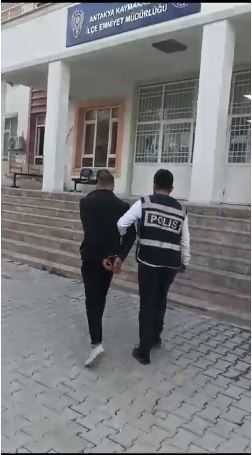 Hatay'da gerçekleştirilen başarılı operasyonlarda, silahla tehdit suçundan aranan bir şahıs