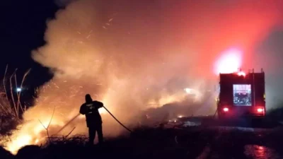 Hatay’ın Arsuz ilçesinde, Gülcihan mevkisinde bulunan sazlık alanda çıkan yangın,