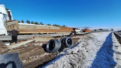 Hatay’dan Kocaeli’ye demir malzeme taşıyan tır, TEM Otoyolu’nun Bolu geçişinde