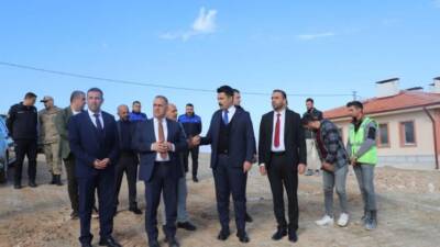 Altınözü Belediye Başkanı Rıfat Sarı, Boynuyoğun Mahallesi’nde inşası devam eden