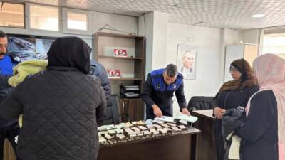 Reyhanlı’da kucağında bebekle dilencilik yapan kadın zabıta ekiplerince yakalanarak, 700