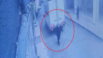 Hatay’ın Dörtyol ilçesinde meydana gelen kazada, geri manevra yapan bir