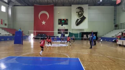 İskenderun’da düzenlenen okullar arası voleybol turnuvası, heyecan dolu maçlarla tamamlandı.