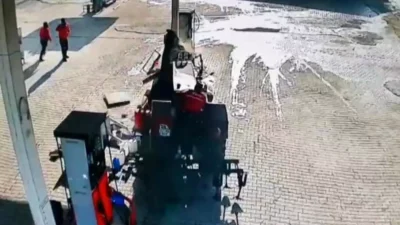 Hatay'ın Reyhanlı ilçesinde bir akaryakıt istasyonunda çalışan bir personel, traktörü