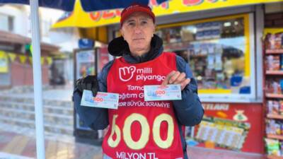 Osmaniye’nin Kadirli ilçesinde milli piyango bileti satan Muzaffer Sarıyıldırım, yılbaşı