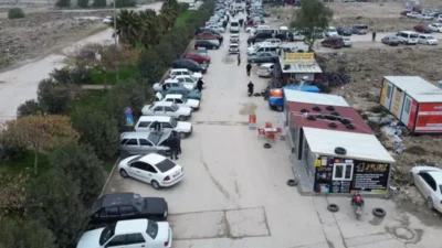 Hatay'da yaşayan Suriyeliler, ülkesine dönme hazırlıkları yaparken araçlarını piyasadan düşük