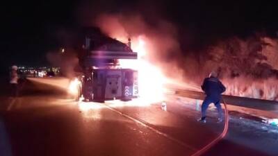 Arsuz’un Nardüzü Mahallesi’nde hareket halindeki bir vinçte çıkan yangın, çevreyolunda