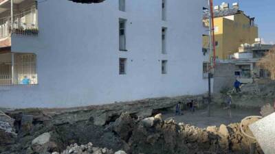 İskenderun ilçesinde bir inşaat temel kazısı sırasında yanındaki 5 katlı