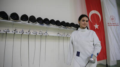 Kahramanmaraş merkezli 2023 depremlerinde sağ kolunu kaybeden 19 yaşındaki eskrim