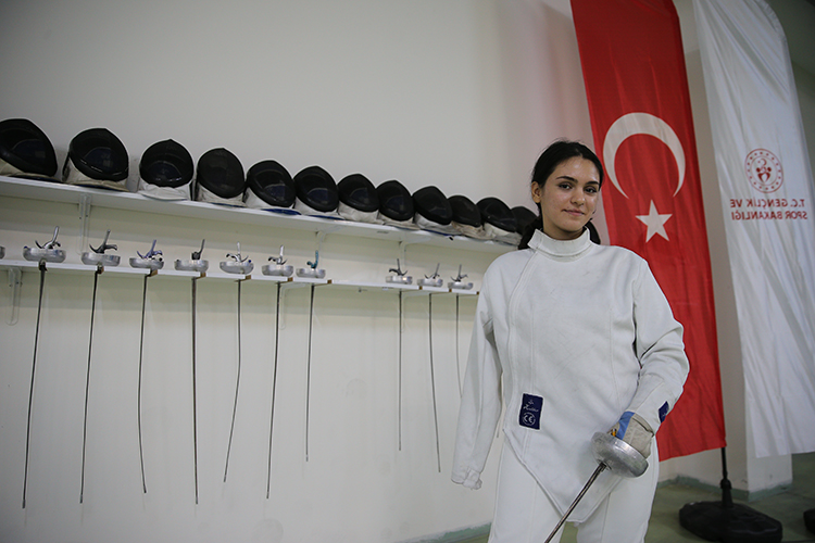 Depremdeki Zorlukları Sol Koluyla Aşarak Şampiyonluk istiyor Kahramanmaraş merkezli 2023 depremlerinde sağ kolunu kaybeden 19 yaşındaki eskrim