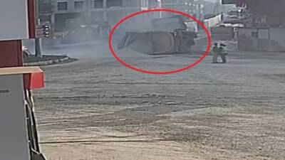 
Hatay’ın Defne ilçesinde çakıl yüklü bir kamyon virajı alamayıp devrildi.