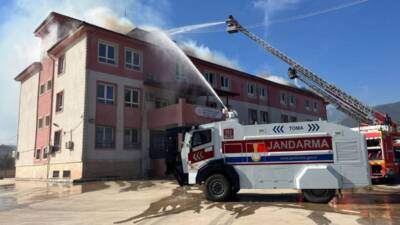 Hassa’da Şehit Murat Bulkan Meslek Lisesi’nin çatısında çıkan yangın, itfaiye
