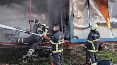 Hatay'da depremzede bir ailenin barındığı konteynerde yangın çıktı. Kısa sürede
