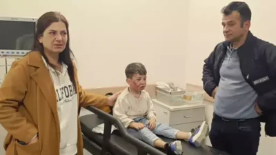 Hatay'ın Samandağ ilçesinde parkta oynayan 7 yaşındaki bir çocuk, sahipsiz