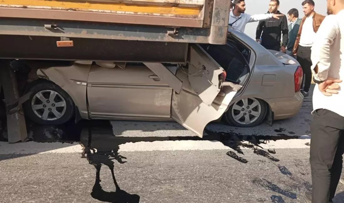 İskenderun-Adana Otoyolu'nda tıra arkadan çarpan otomobildeki sürücü ve eşi yaralandı.