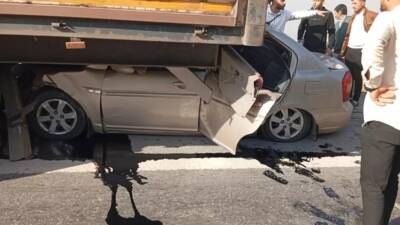 İskenderun-Adana Otoyolu'nda tıra arkadan çarpan otomobildeki sürücü ve eşi yaralandı.