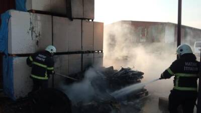   Yangın, Aktepe Mahallesi’nde bulunan bir iş yerinde henüz belirlenemeyen