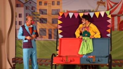 Hatay Büyükşehir Belediyesi Şehir Tiyatrosu, il genelindeki okullarda sahnelediği eğitici