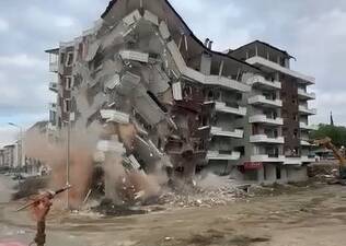 Hatay’ın Defne ilçesinde, Kahramanmaraş merkezli depremler sonrasında ağır hasar gören