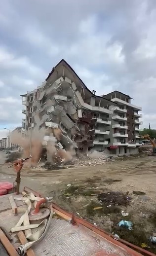 Hatay’ın Defne ilçesinde, Kahramanmaraş merkezli depremler sonrasında ağır hasar gören