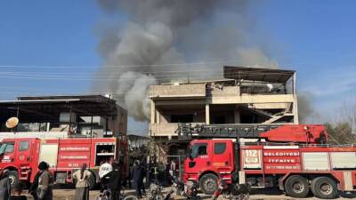 Hatay’ın Kırıkhan ilçesinde bir binanın çatı katında çıkan yangın, çevrede