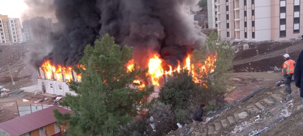 Antakya’nın Kisecik Mahallesi’nde bir şantiyede işçilerin konakladığı konteyner yatakhane çıkan