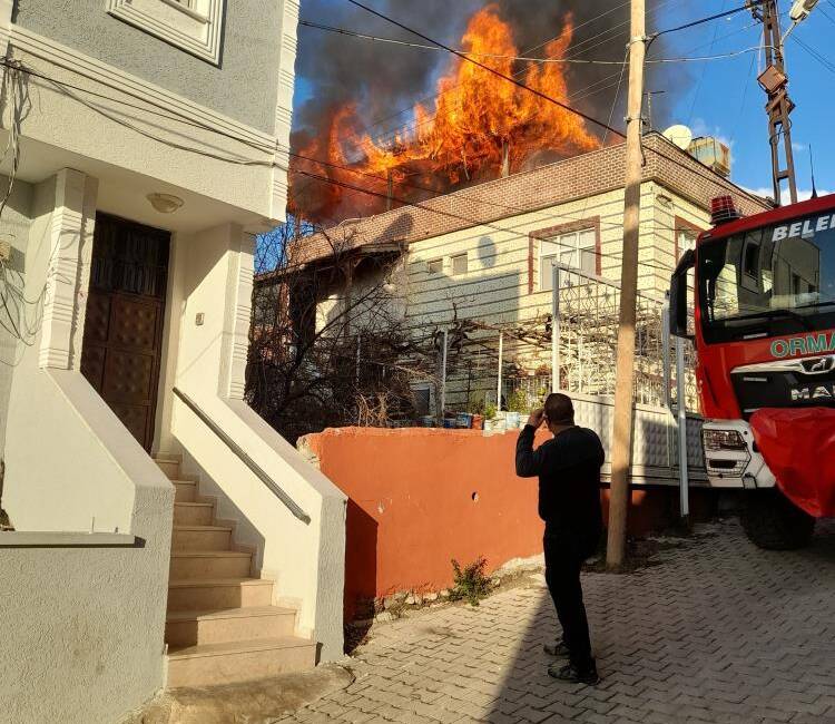 Hatay’ın Belen ilçesi Derebahçe Mahallesi’nde bir müstakil evde çıkan yangın,